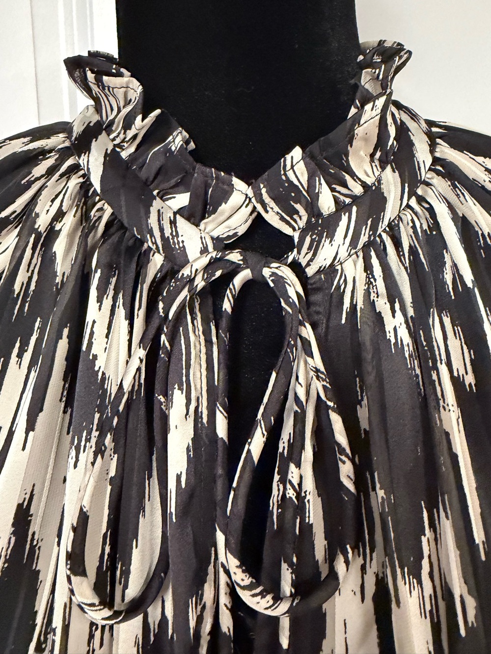 H&M Ruffle Collar Tie Blouse - Picture 2 of 8
